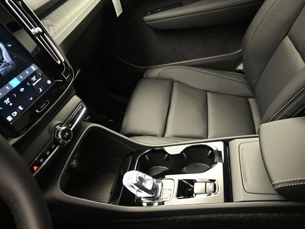 New 2025 Volvo XC40 B5 Ultra w/ Climate Package image 18