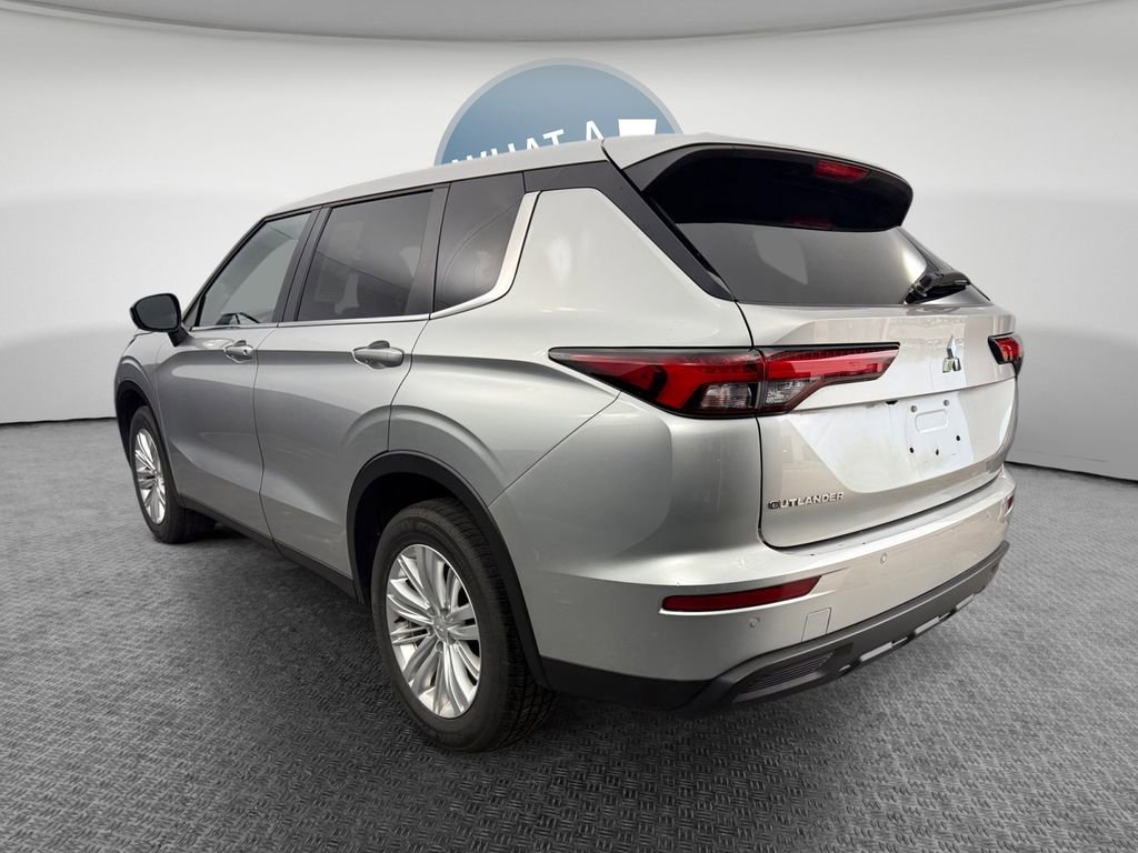 Used 2024 Mitsubishi Outlander ES image 6