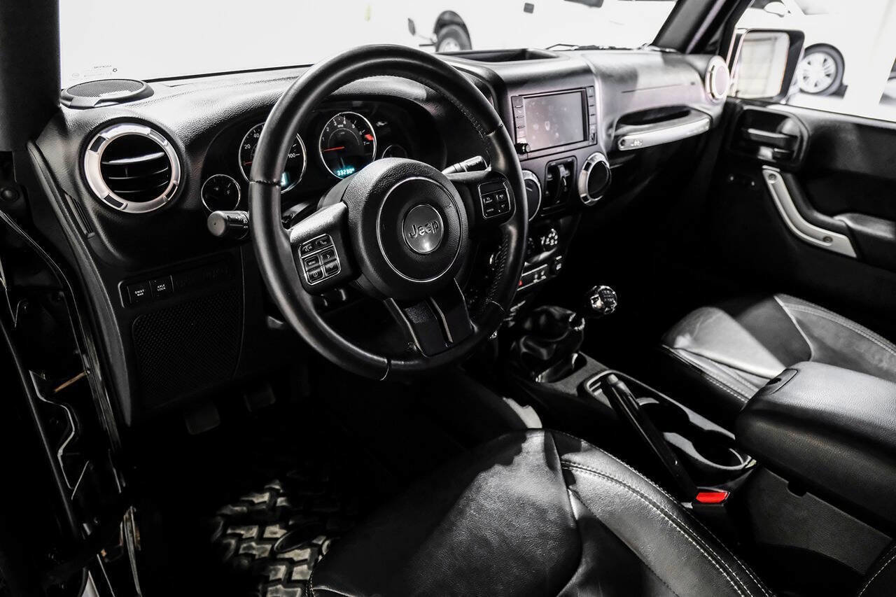 Used 2015 Jeep Wrangler Unlimited Rubicon w/ Connectivity Group AWD/4WD image 2