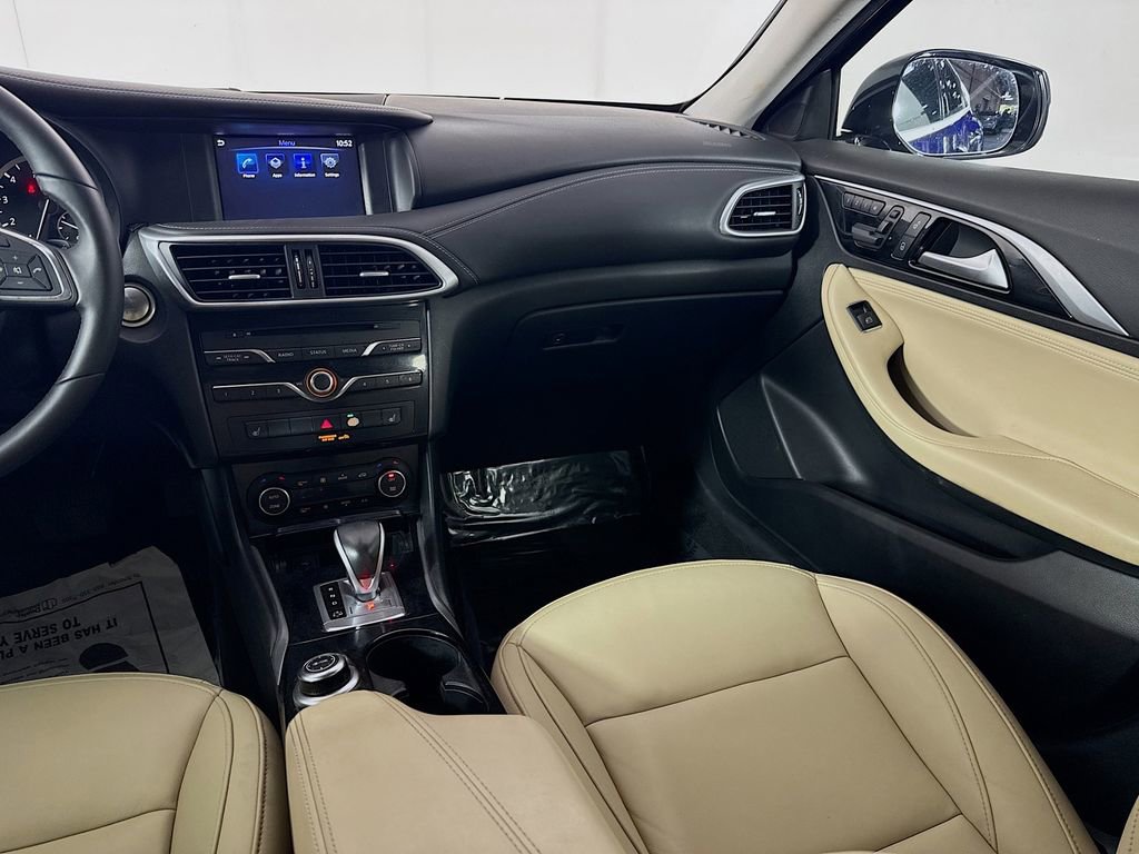 Used 2017 INFINITI QX30 image 25