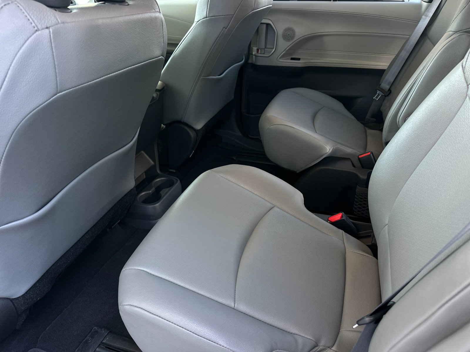 Used 2024 Toyota Sienna XLE w/ XLE Plus Package FWD image 11