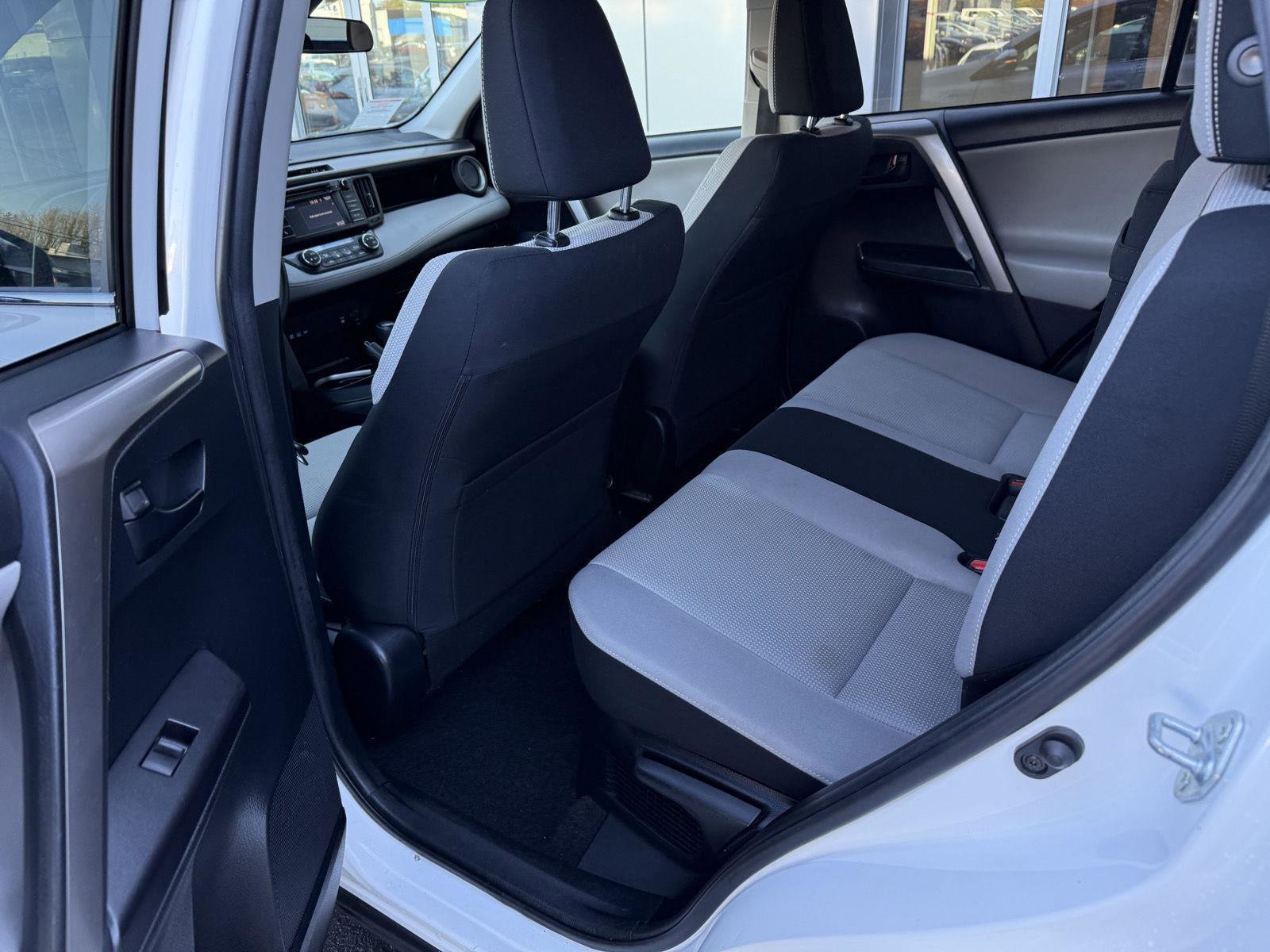 Used 2018 Toyota RAV4 LE image 10