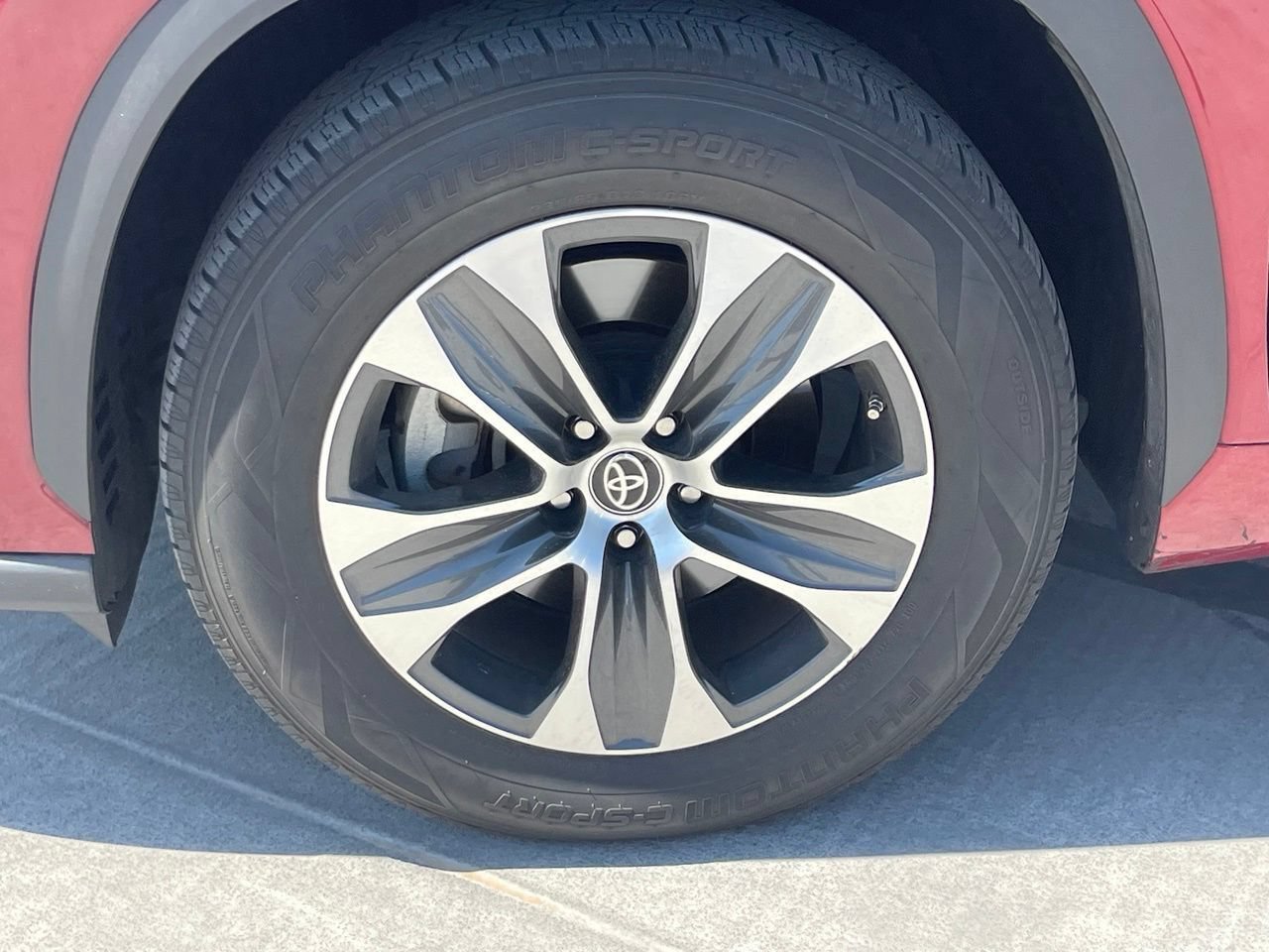 Used 2022 Toyota Highlander XLE FWD image 4