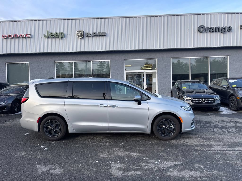 New 2023 Chrysler Pacifica Touring-L w/ S Appearance Package FWD image 8