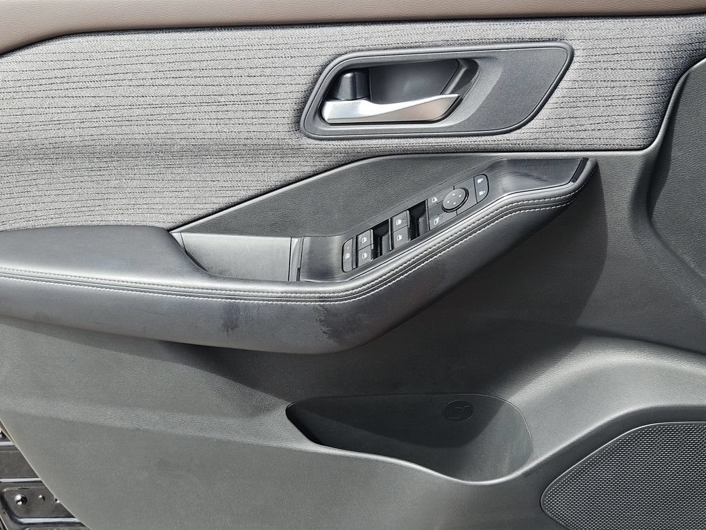 Certified 2023 Nissan Rogue SV FWD image 16