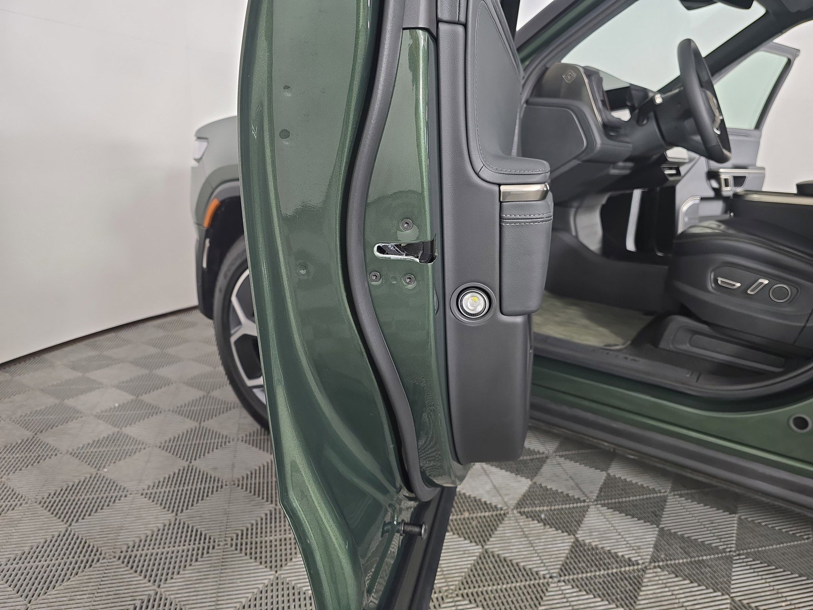 Used 2024 Rivian R1S Adventure AWD/4WD image 30