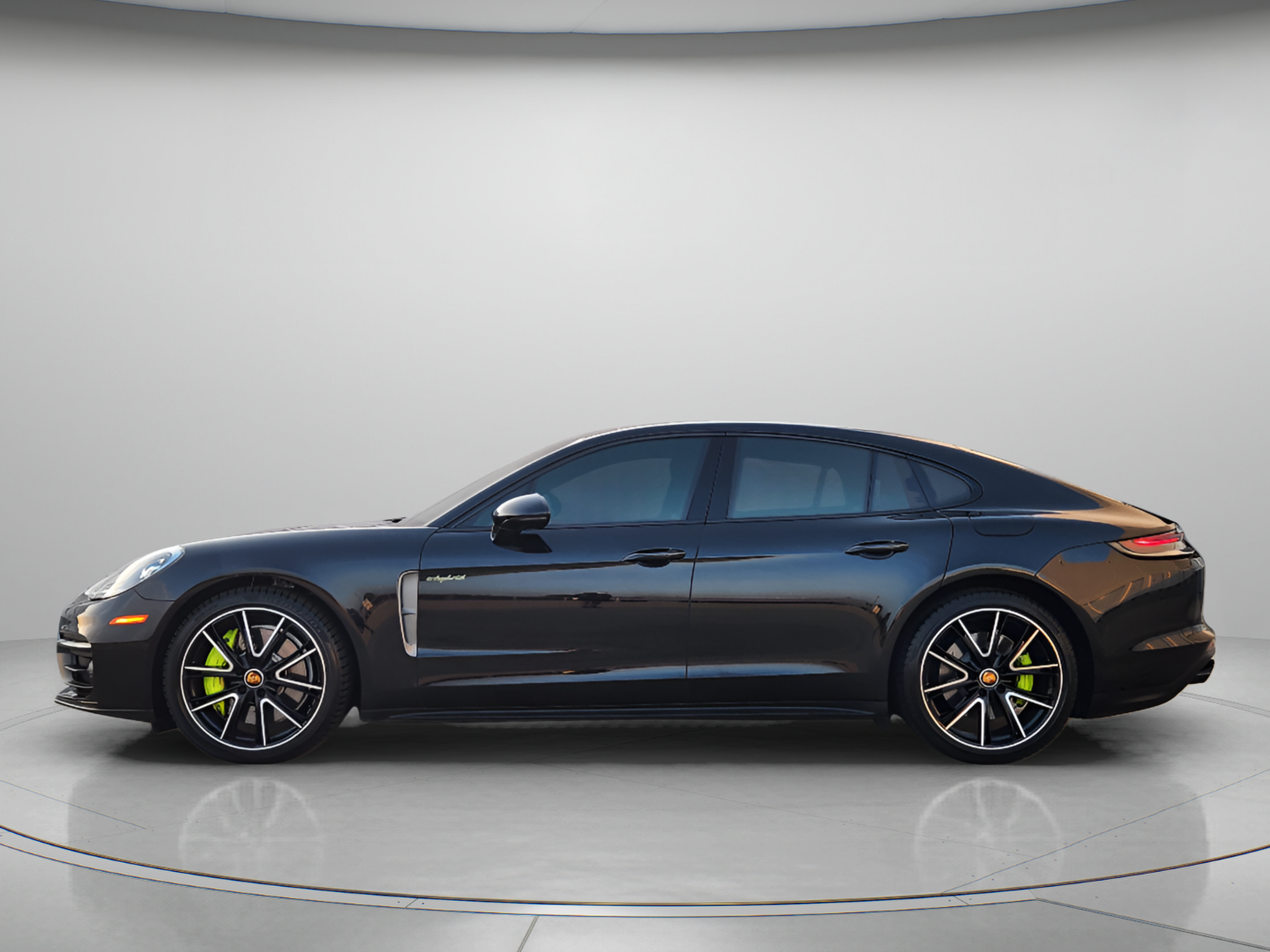 Used 2023 Porsche Panamera 4 Platinum Edition AWD/4WD image 2