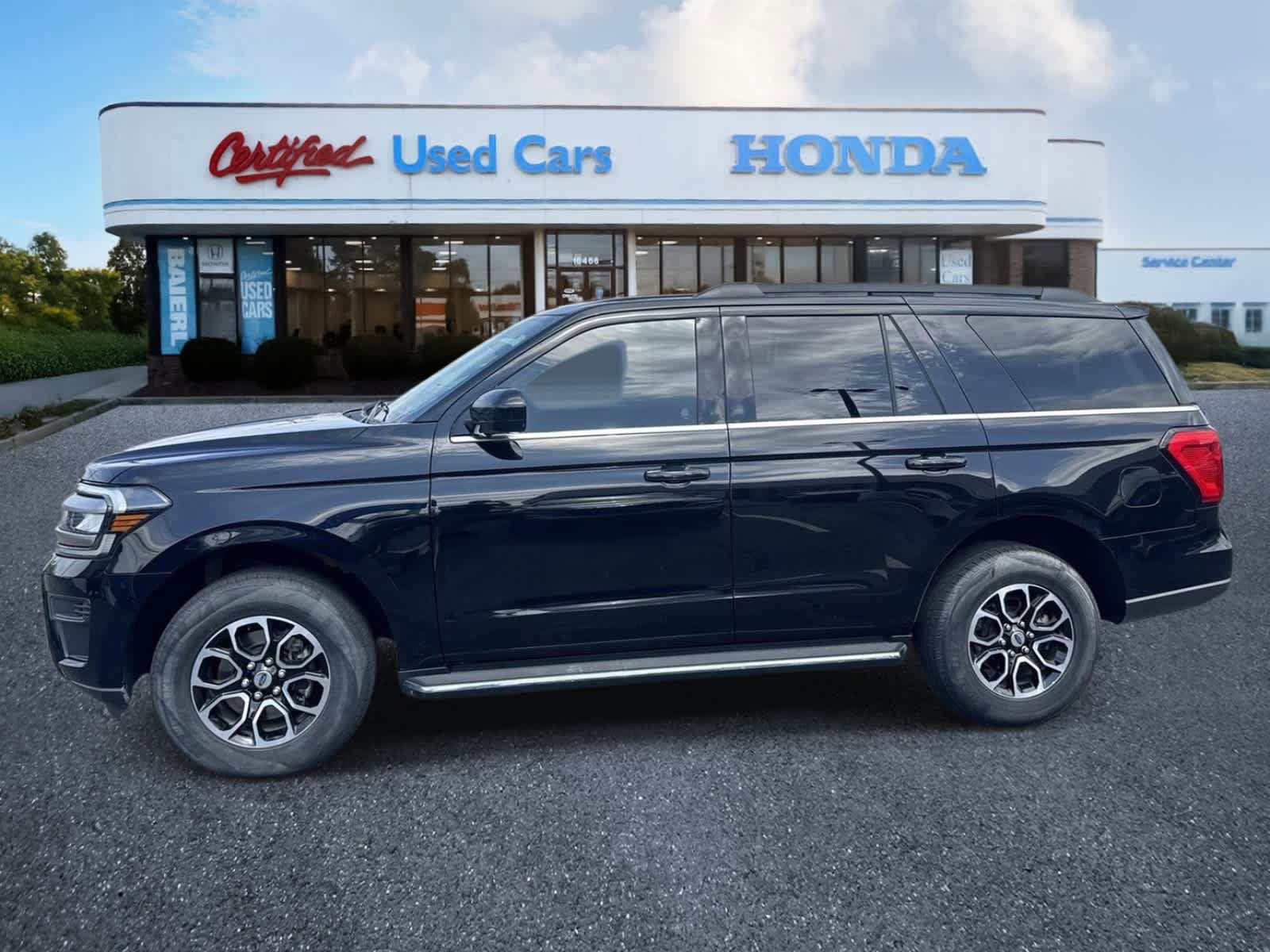 Used 2022 Ford Expedition XLT AWD/4WD image 2