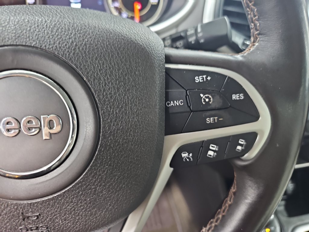 Used 2017 Jeep Cherokee Overland w/ Technology Group AWD/4WD image 20
