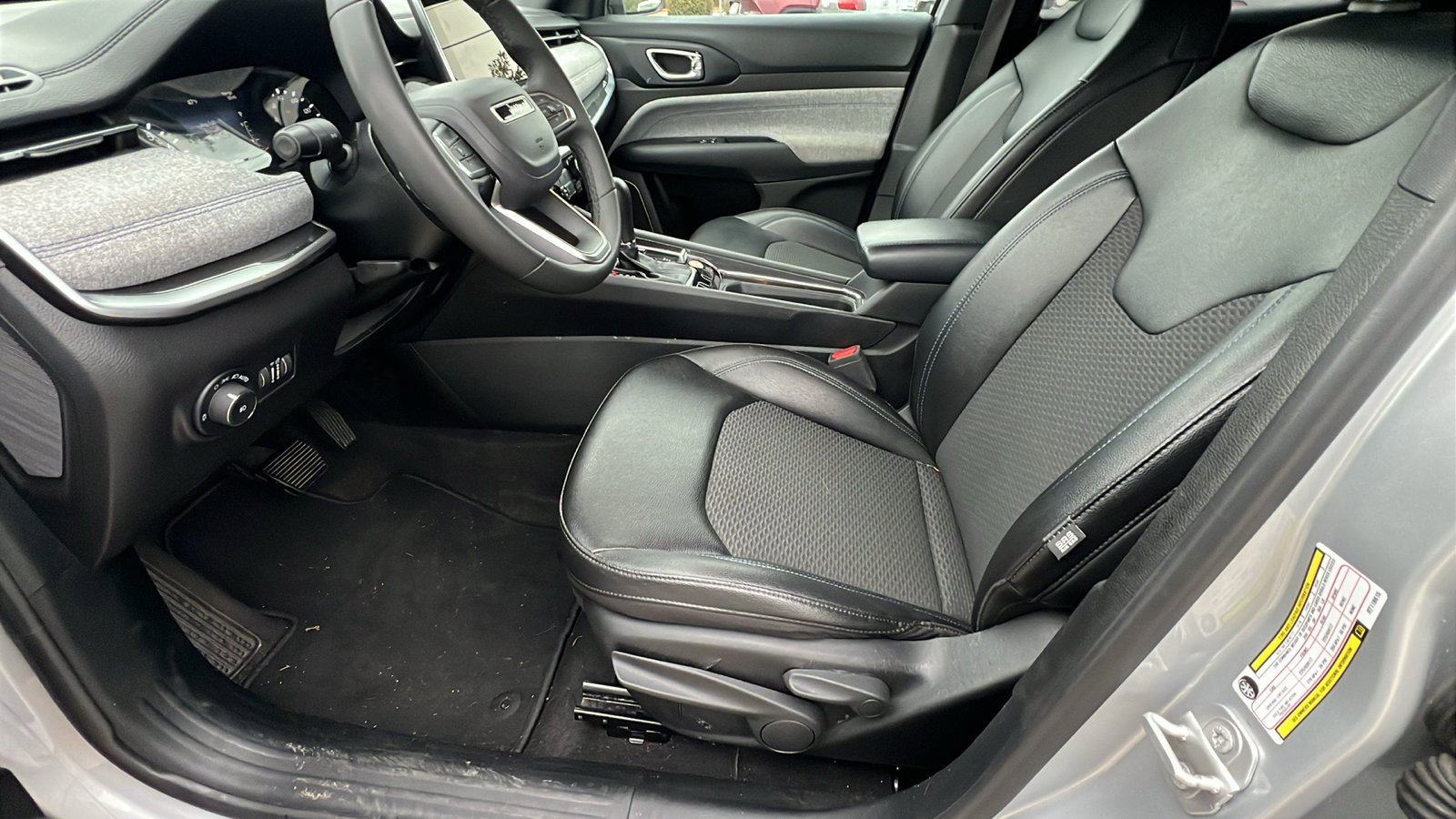 Used 2024 Jeep Compass Latitude image 16