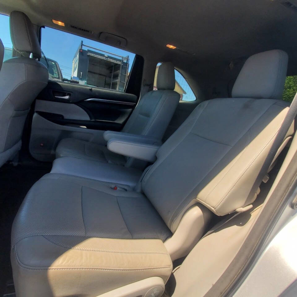 Used 2015 Toyota Highlander Limited AWD/4WD image 12