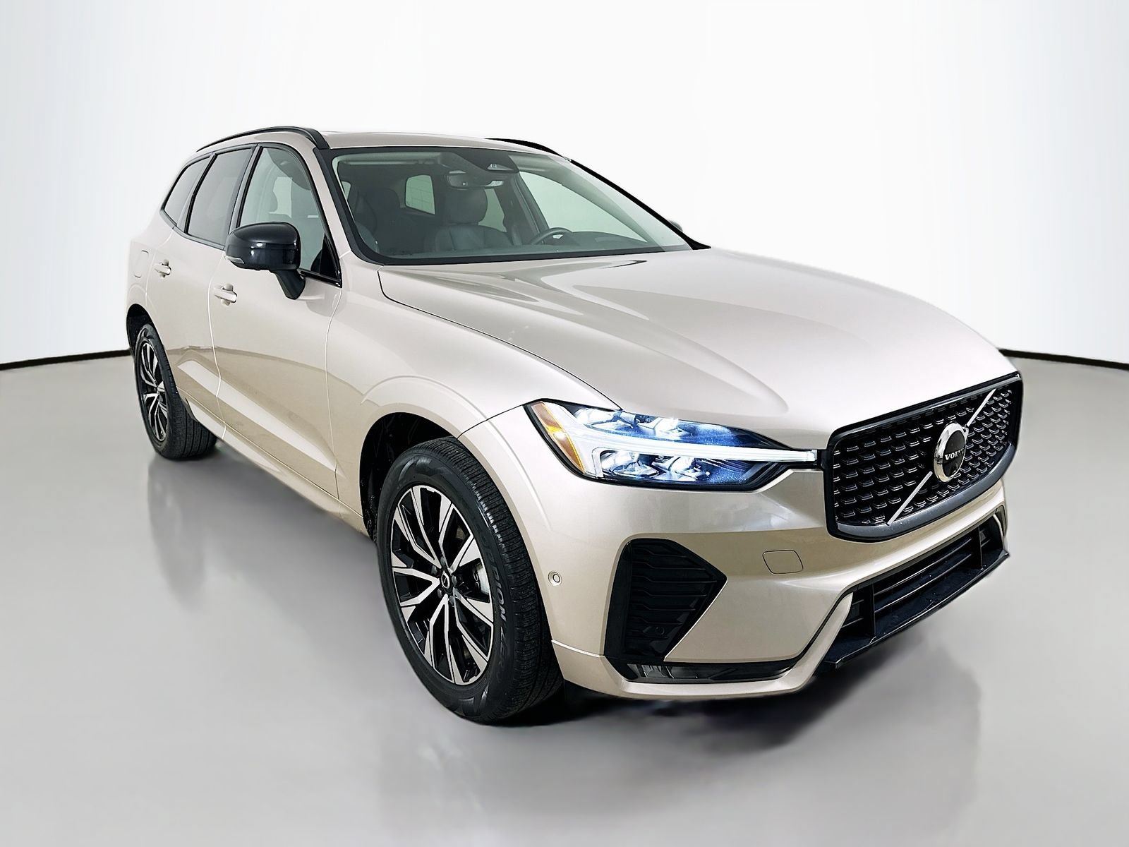 Used 2024 Volvo XC60 B5 Plus w/ Protection Package Premier AWD/4WD image 3