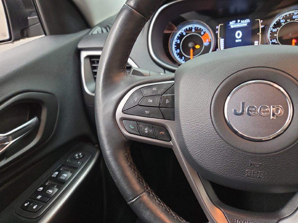 Used 2019 Jeep Cherokee Latitude w/ Cold Weather Group AWD/4WD image 18