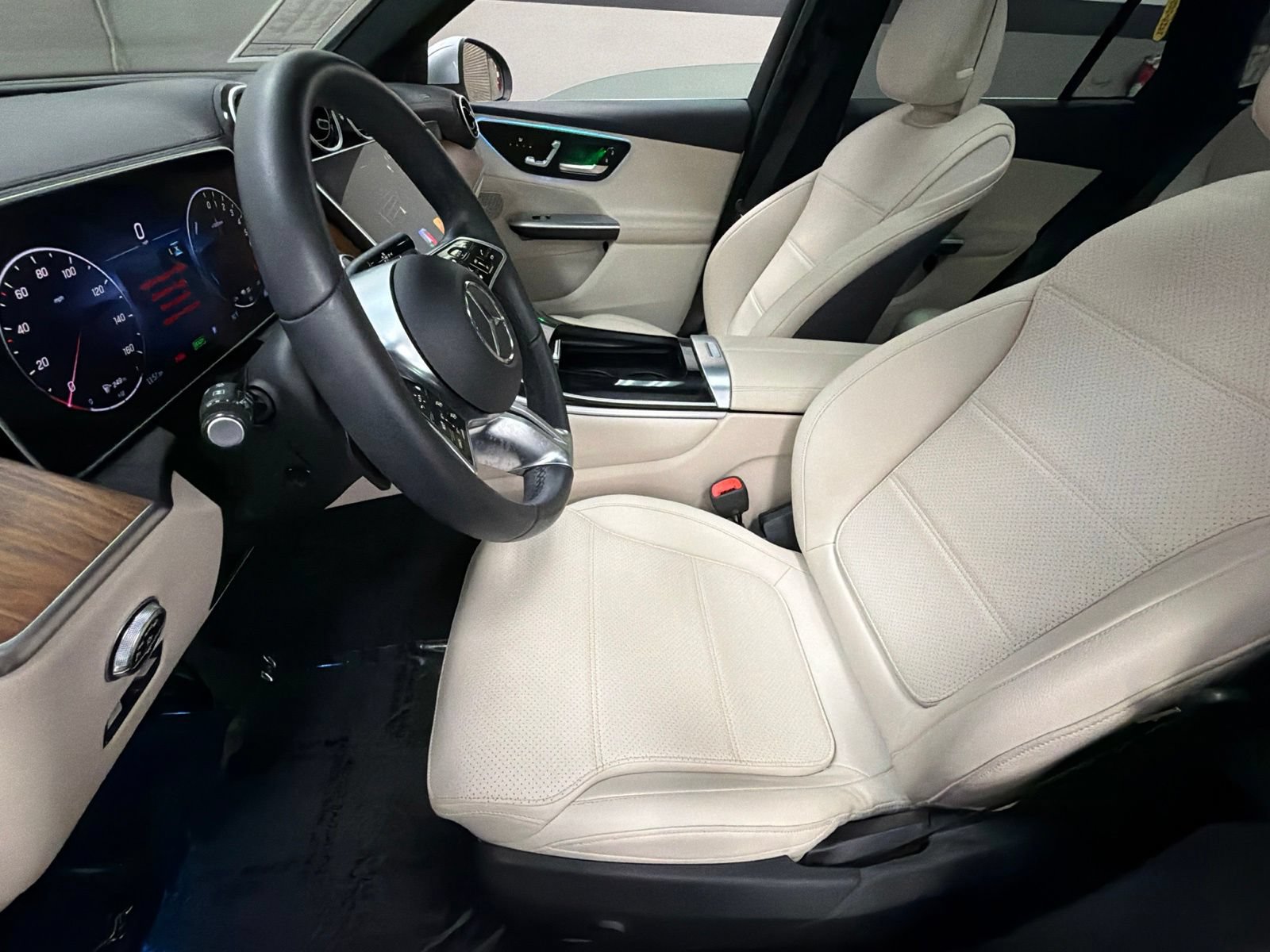 Used 2025 Mercedes-Benz GLC 350e 4MATIC image 25