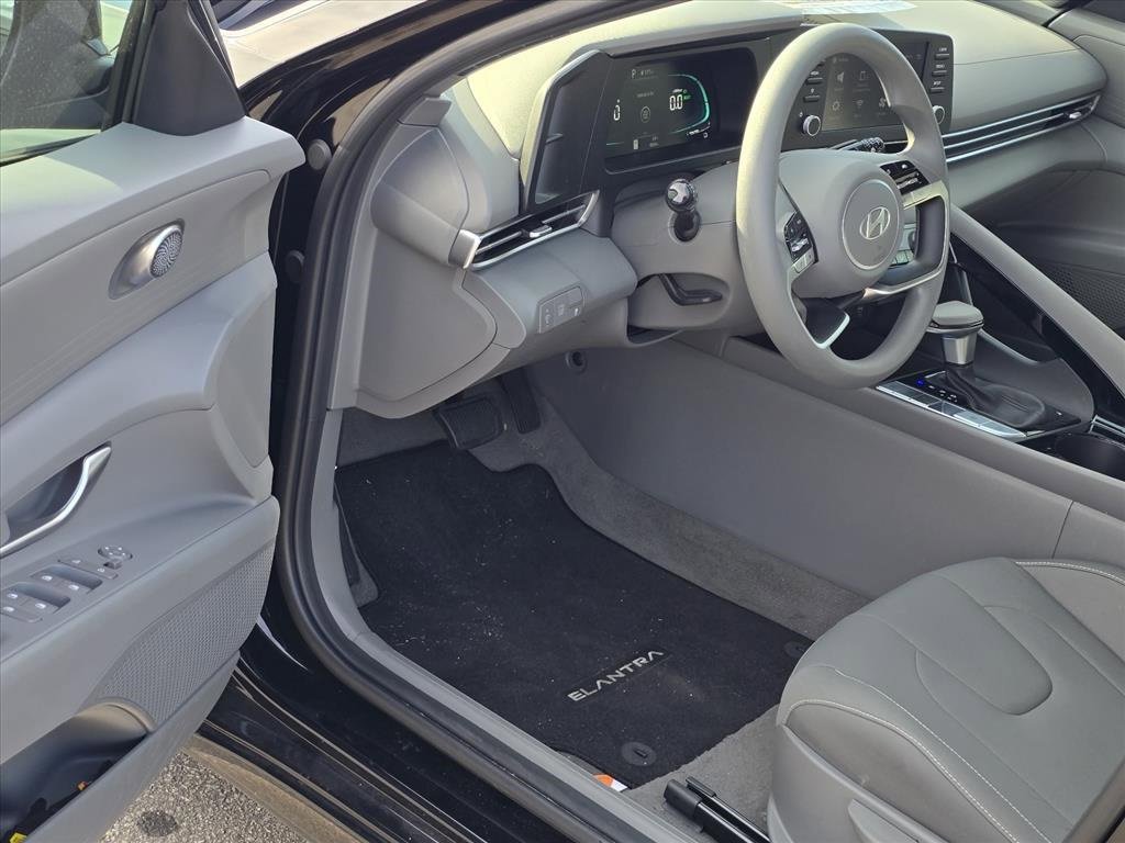 Used 2025 Hyundai Elantra Blue image 9