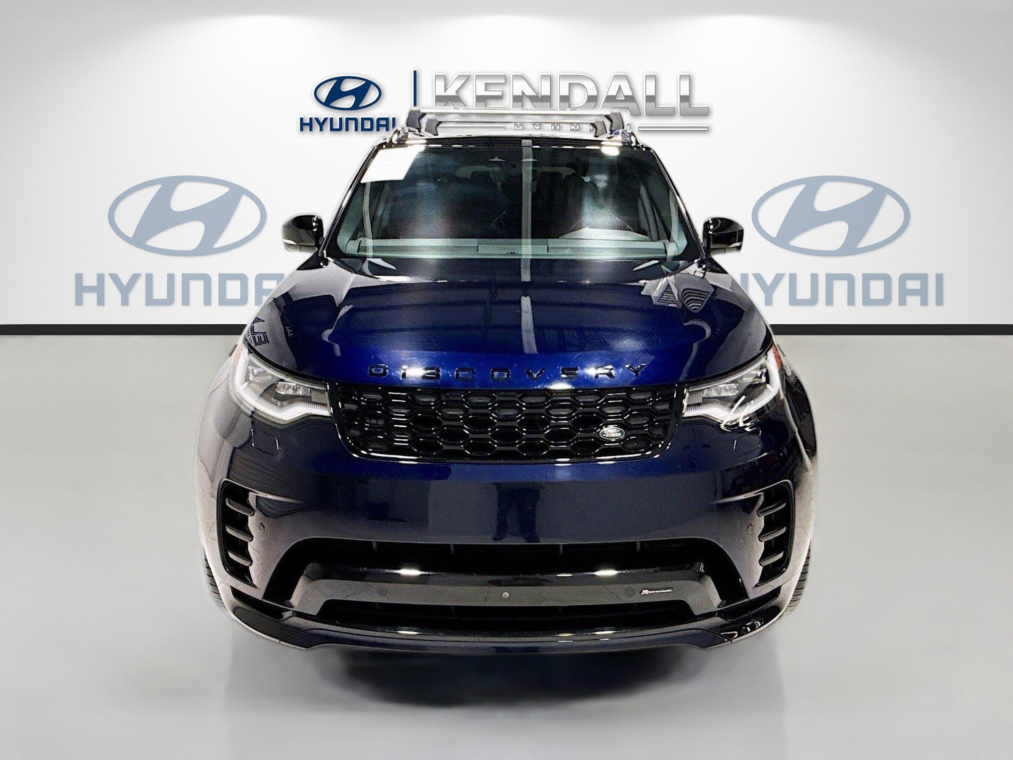 Used 2023 Land Rover Discovery HSE R-Dynamic AWD/4WD image 2