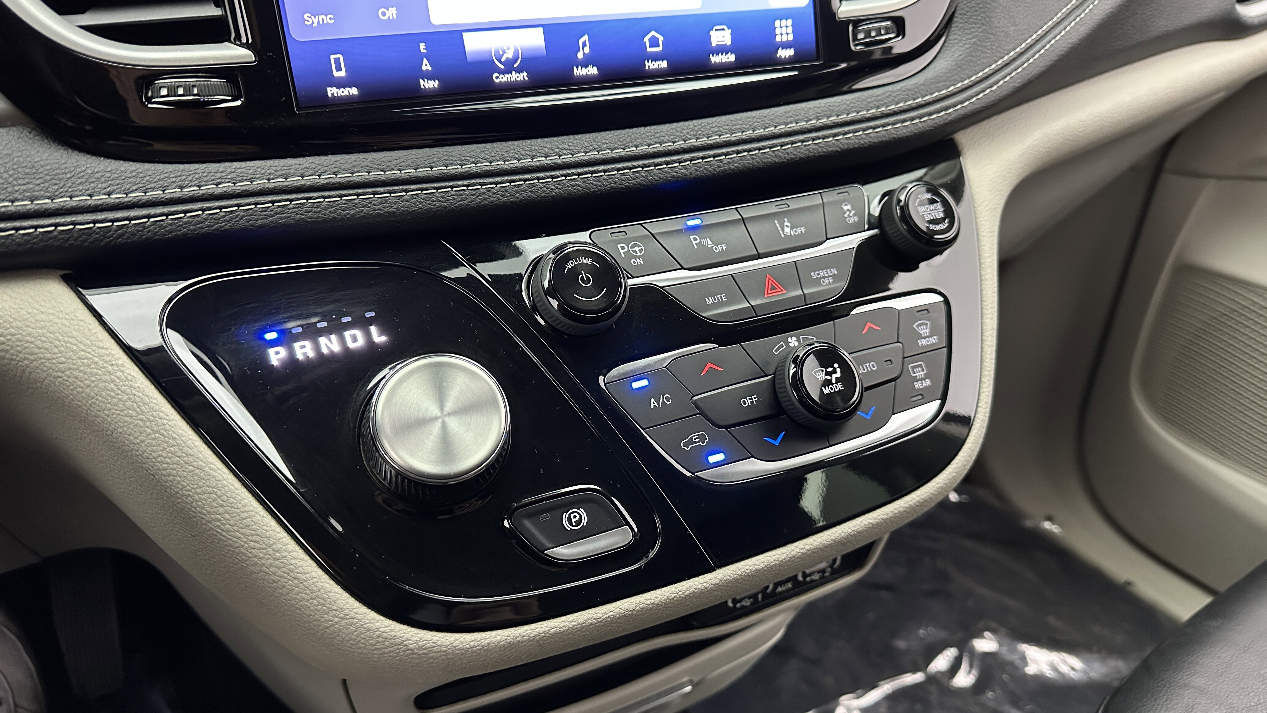 Used 2022 Chrysler Pacifica Touring-L w/ Uconnect Theater Family Group image 16