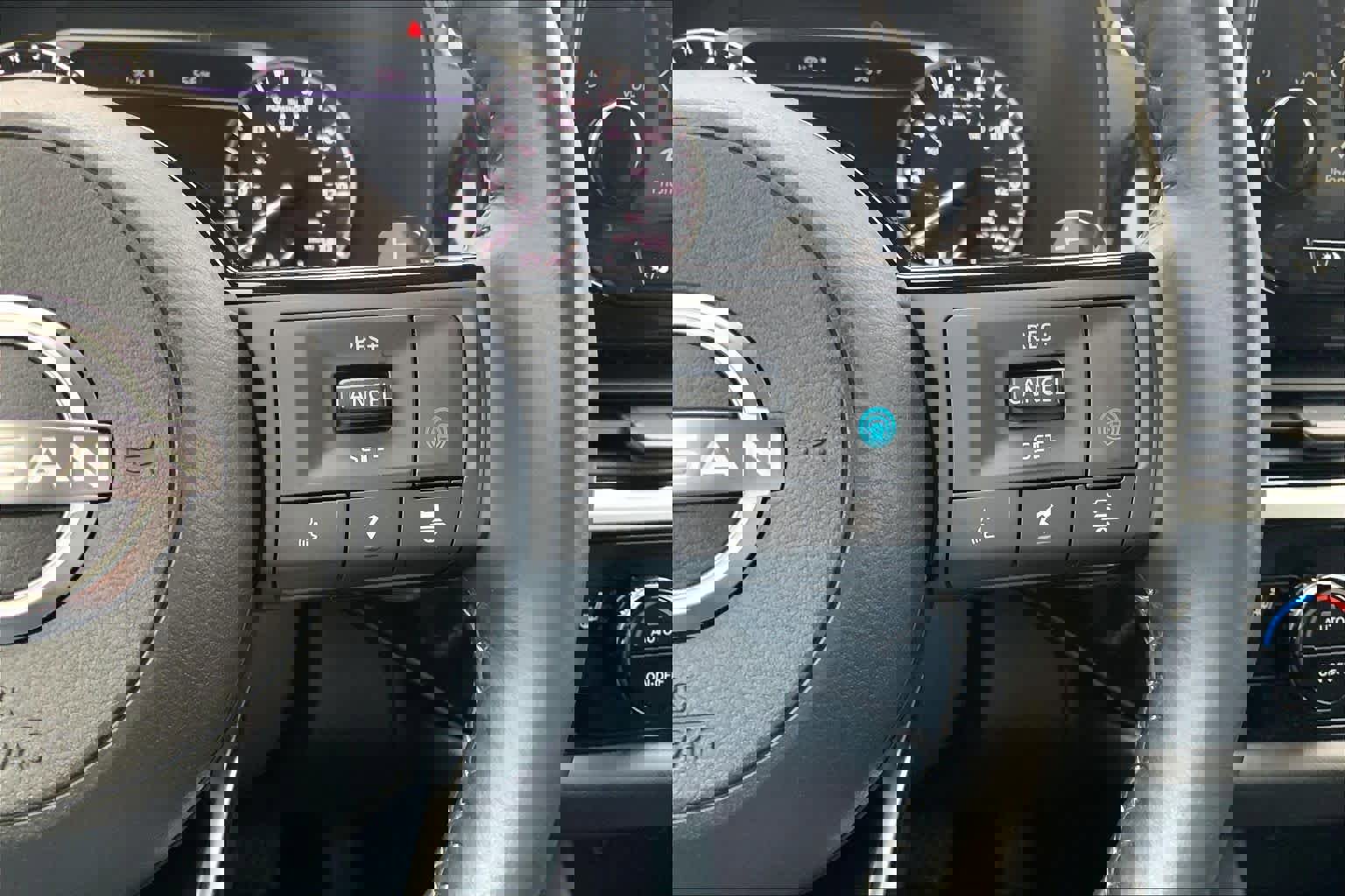 Used 2024 Nissan Pathfinder SL FWD image 25