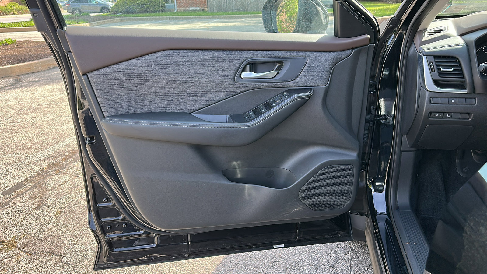 Certified 2023 Nissan Rogue SV image 12