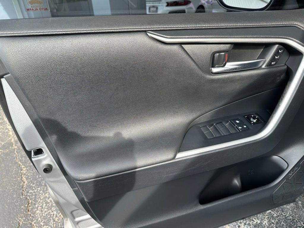 Used 2019 Toyota RAV4 Limited image 12