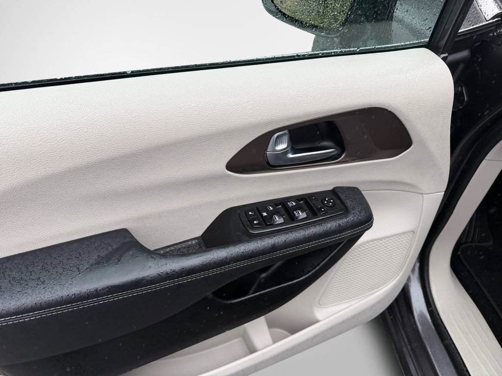Used 2023 Chrysler Voyager LX FWD image 14