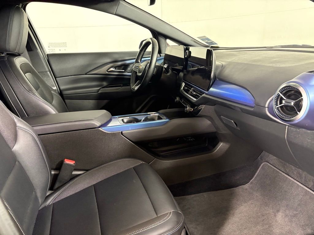 Used 2025 Chevrolet Equinox EV LT w/ Convenience Package image 17