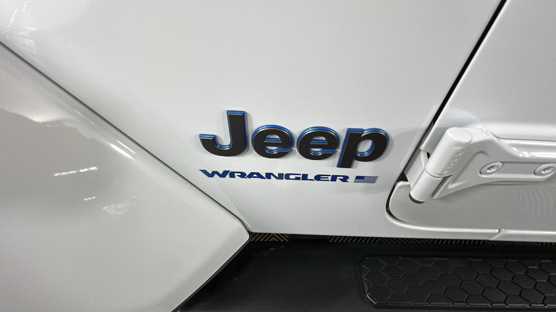 Used 2024 Jeep Wrangler Unlimited w/ Convenience Group AWD/4WD image 11