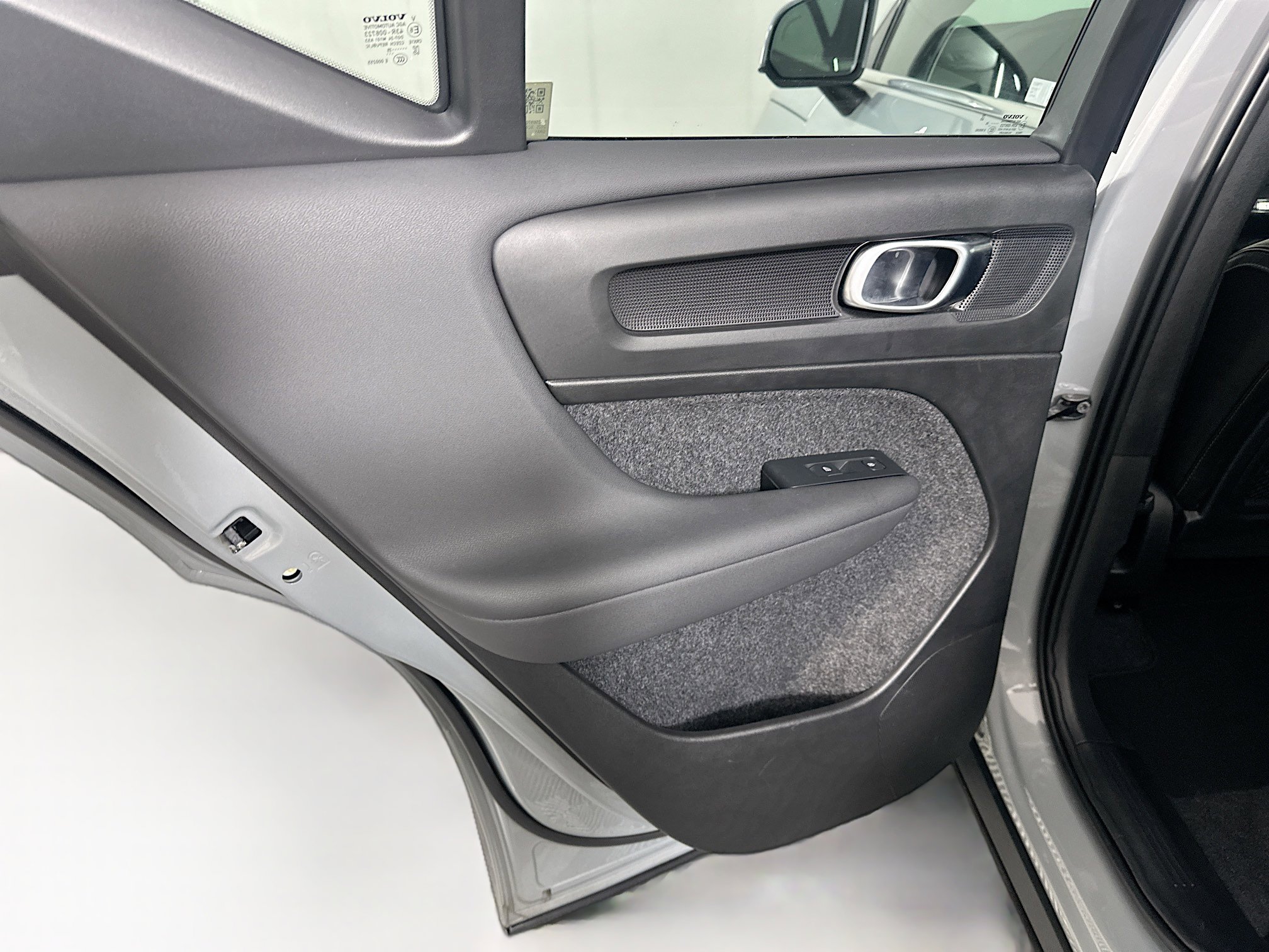 Used 2025 Volvo XC40 B5 Core image 25