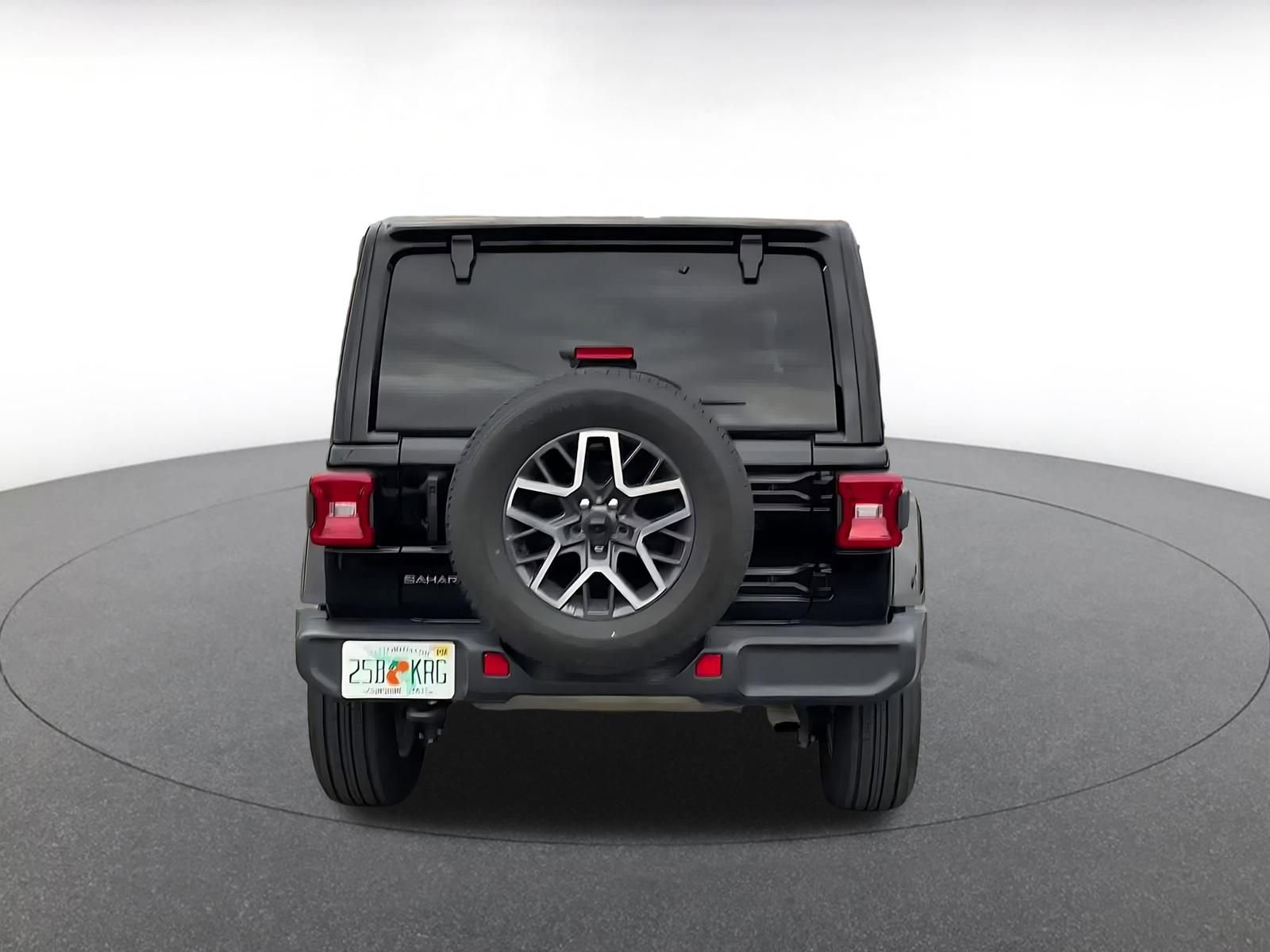 Used 2025 Jeep Wrangler Sahara image 12