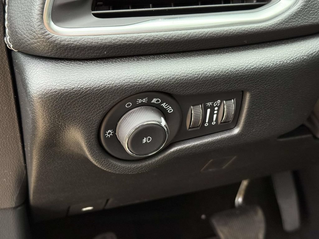 New 2026 Chrysler Pacifica Limited w/ Uconnect Theater Family Group AWD/4WD image 34