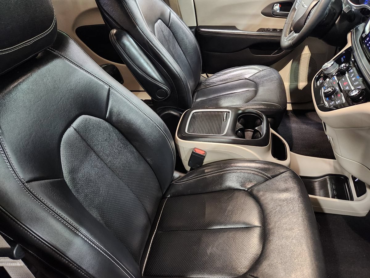 Used 2022 Chrysler Pacifica Touring-L w/ Uconnect Theater Family Group AWD/4WD image 32