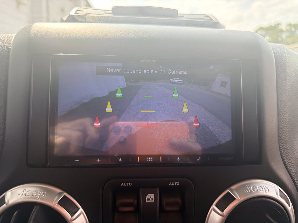 Used 2018 Jeep Wrangler Sahara w/ Connectivity Group AWD/4WD image 22