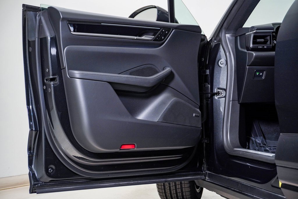 Certified 2025 Porsche Macan Electric image 25