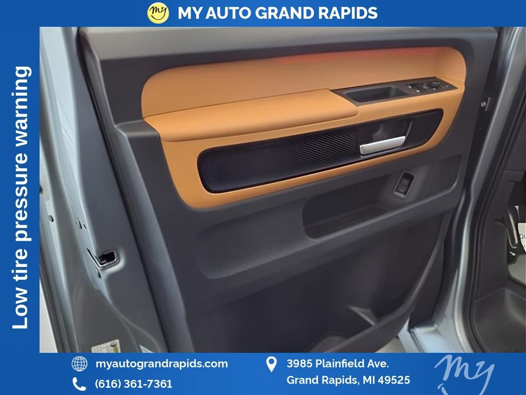 Used 2025 Volkswagen ID. Buzz Pro S RWD image 7