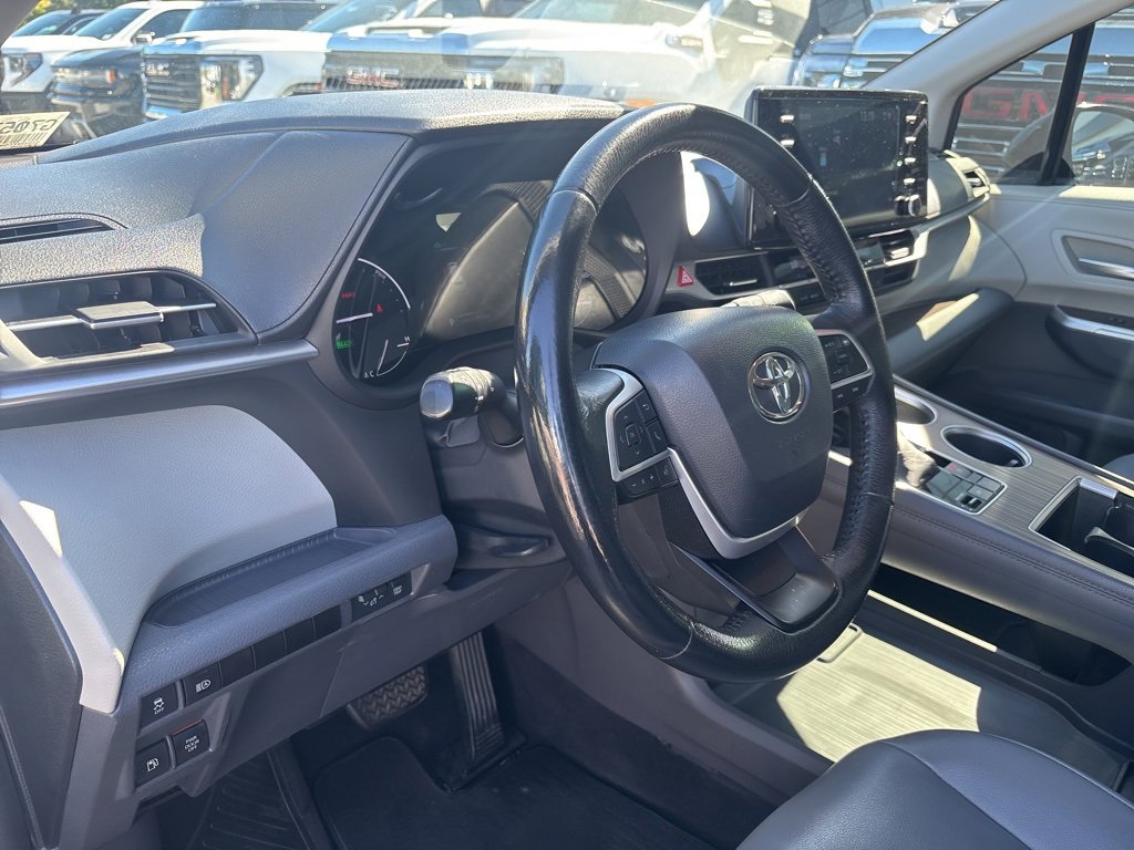 Used 2022 Toyota Sienna XLE image 15