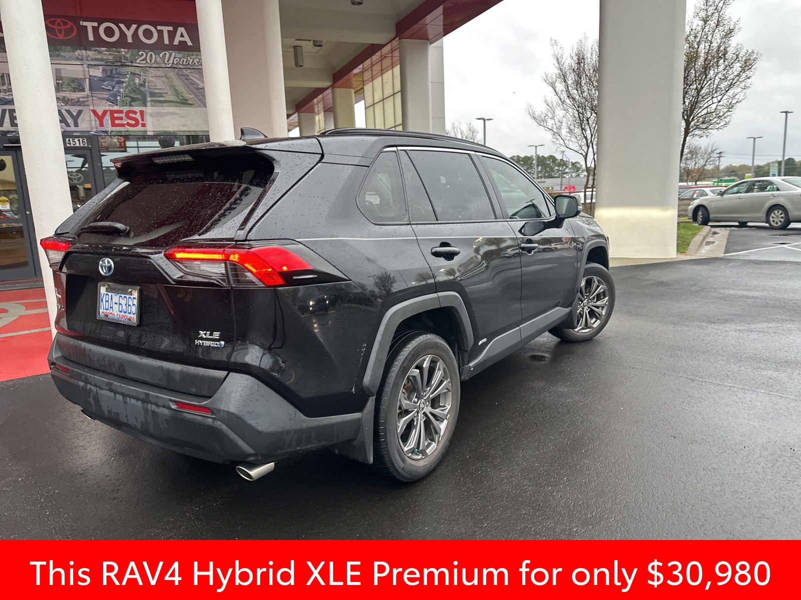 Used 2022 Toyota RAV4 XLE Premium image 12