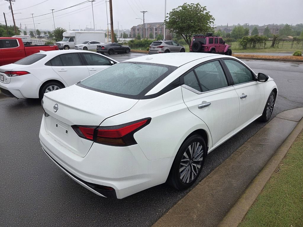 Used 2025 Nissan Altima 2.5 SV FWD image 9