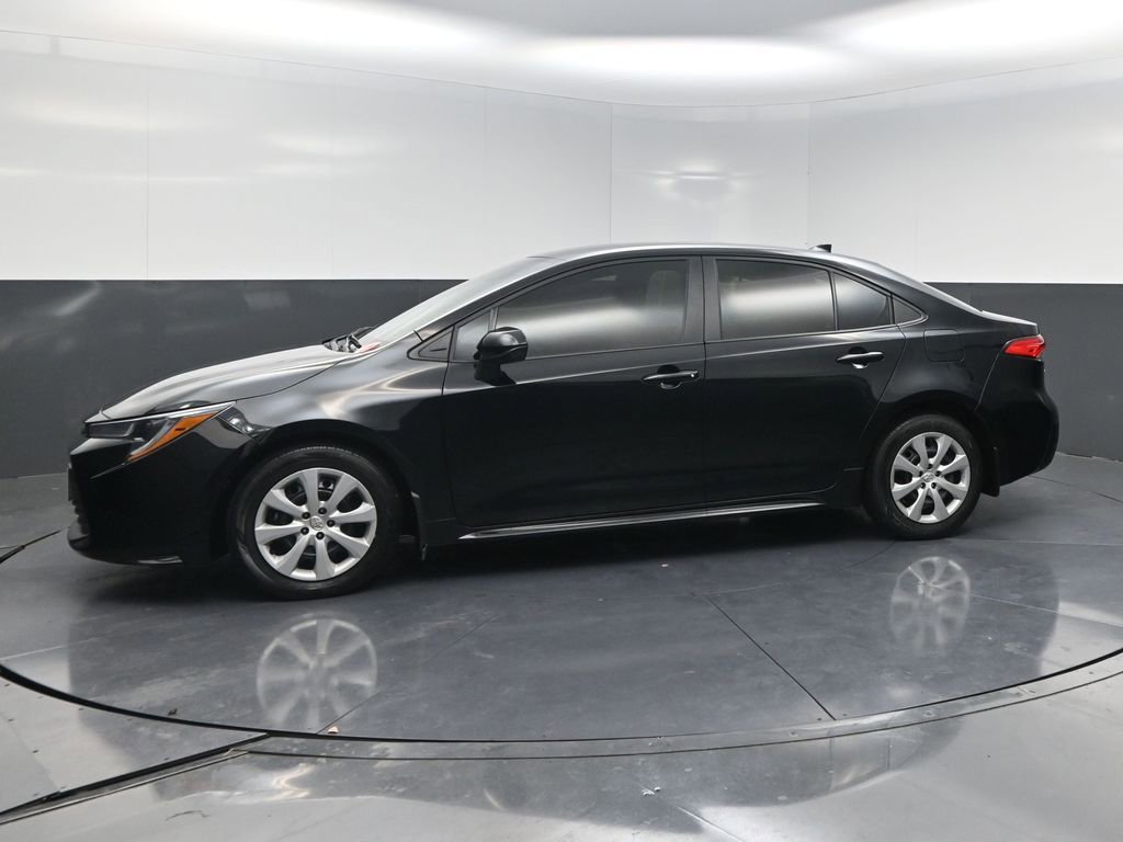 Used 2025 Toyota Corolla LE image 3