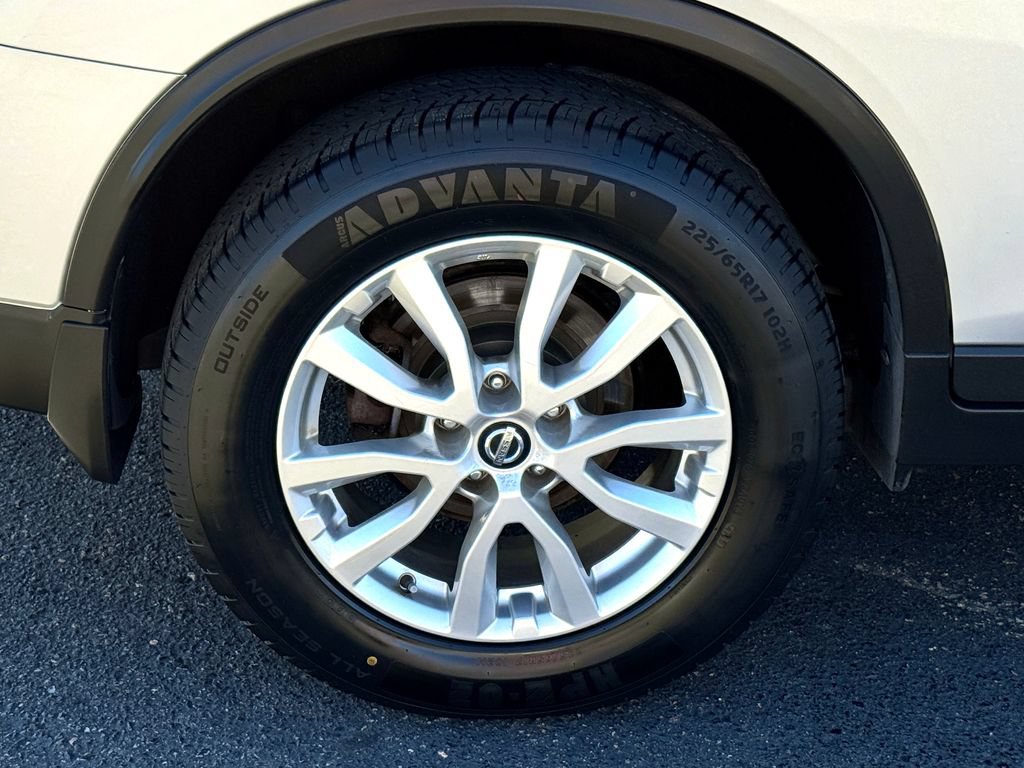 Used 2017 Nissan Rogue SV w/ SV Premium Package AWD/4WD image 16