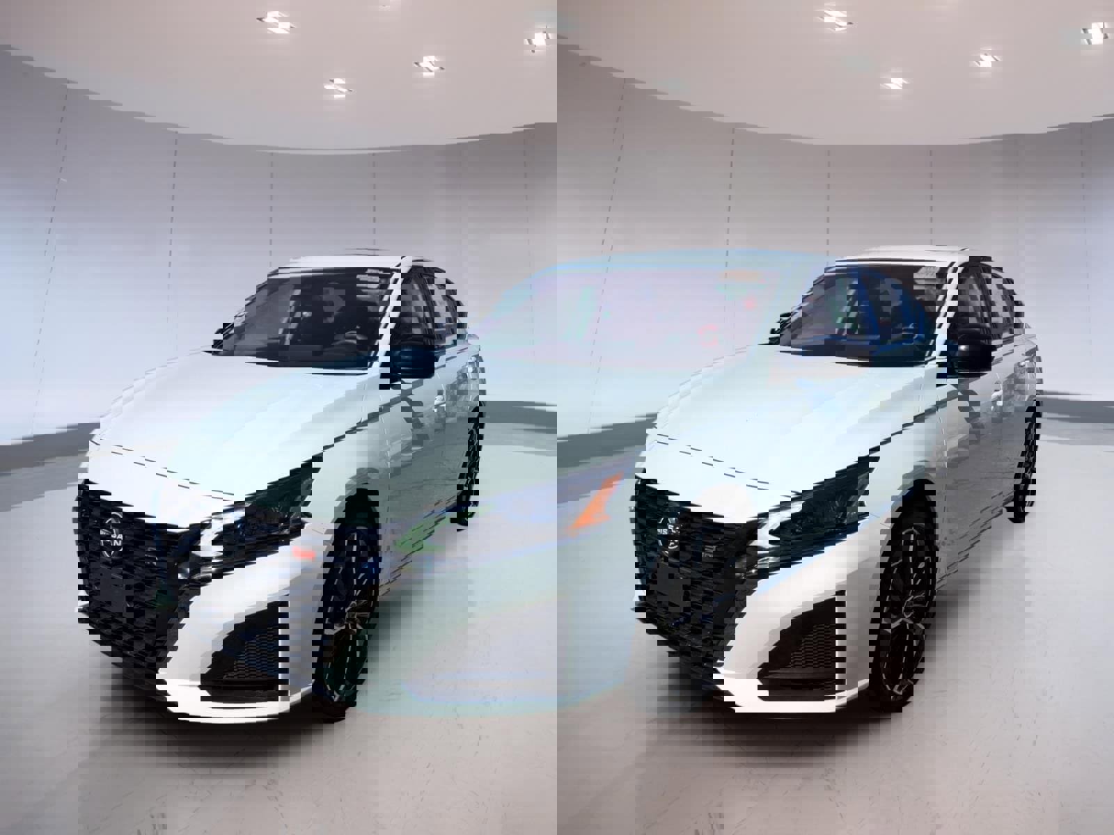 Used 2023 Nissan Altima 2.5 SR w/ SR Premium Package image 2