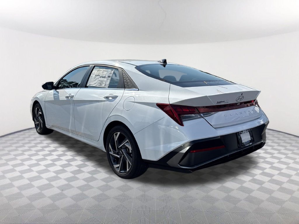 Used 2025 Hyundai Elantra SEL FWD image 7