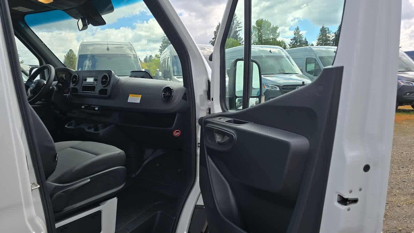 Used 2025 Mercedes-Benz Sprinter 2500 image 10