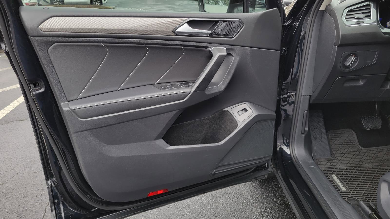 Used 2022 Volkswagen Tiguan SE w/ Panoramic Sunroof Package image 17