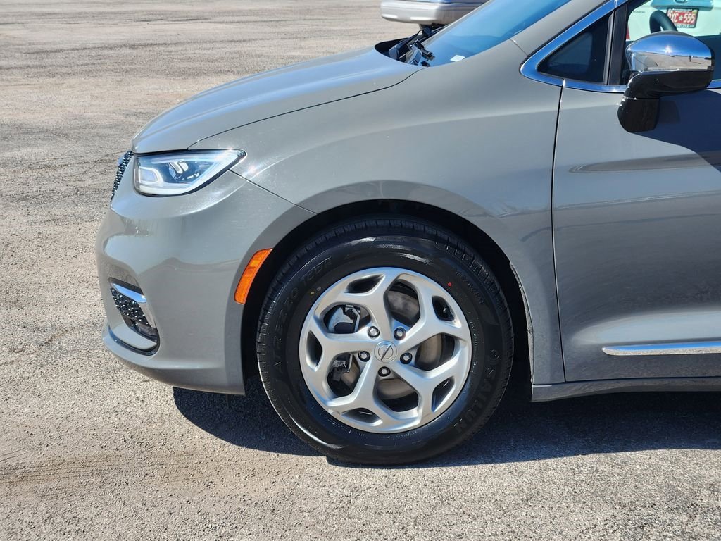 Used 2023 Chrysler Pacifica Limited image 8