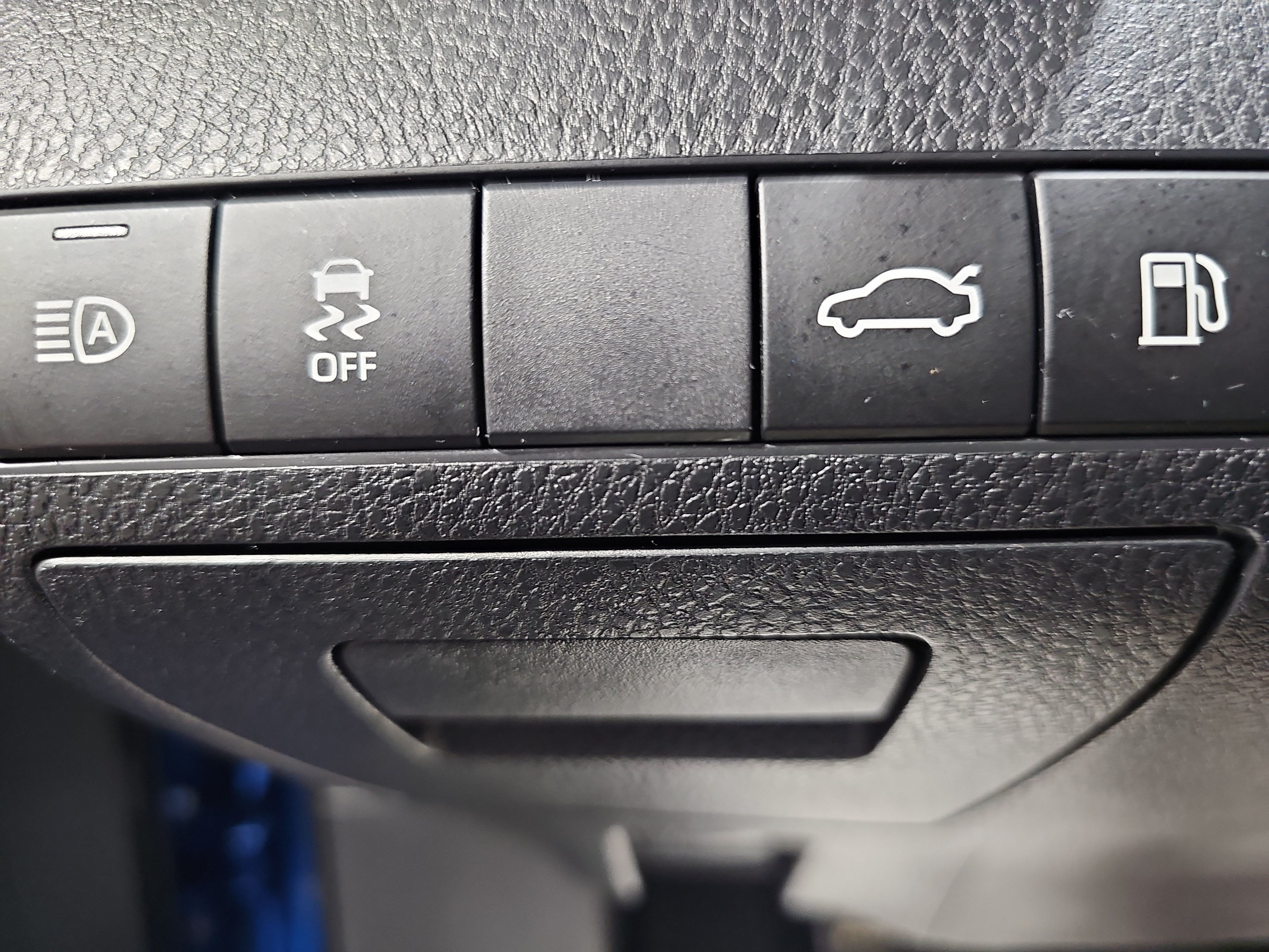 Used 2018 Toyota Camry SE w/ Moonroof Package FWD image 26