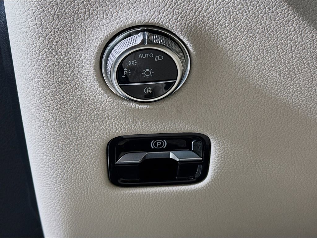 Used 2025 Mercedes-Benz GLC 350e 4MATIC image 10