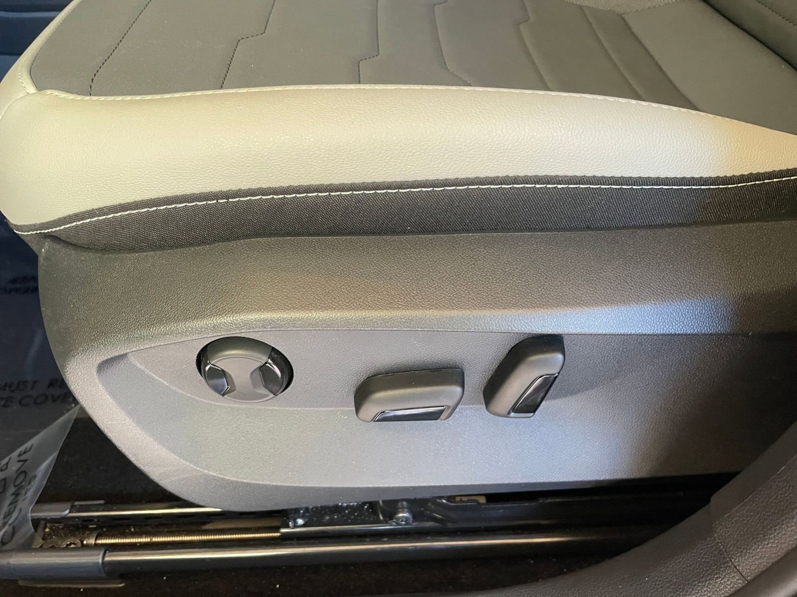 Used 2025 Volkswagen Taos SE image 33