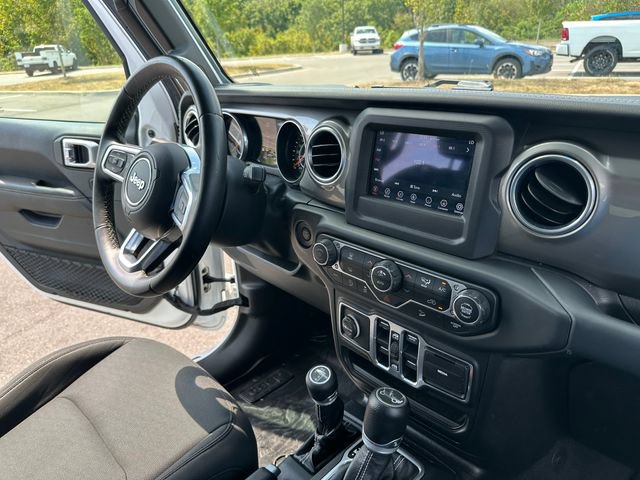 Used 2018 Jeep Wrangler Unlimited Sahara AWD/4WD image 35