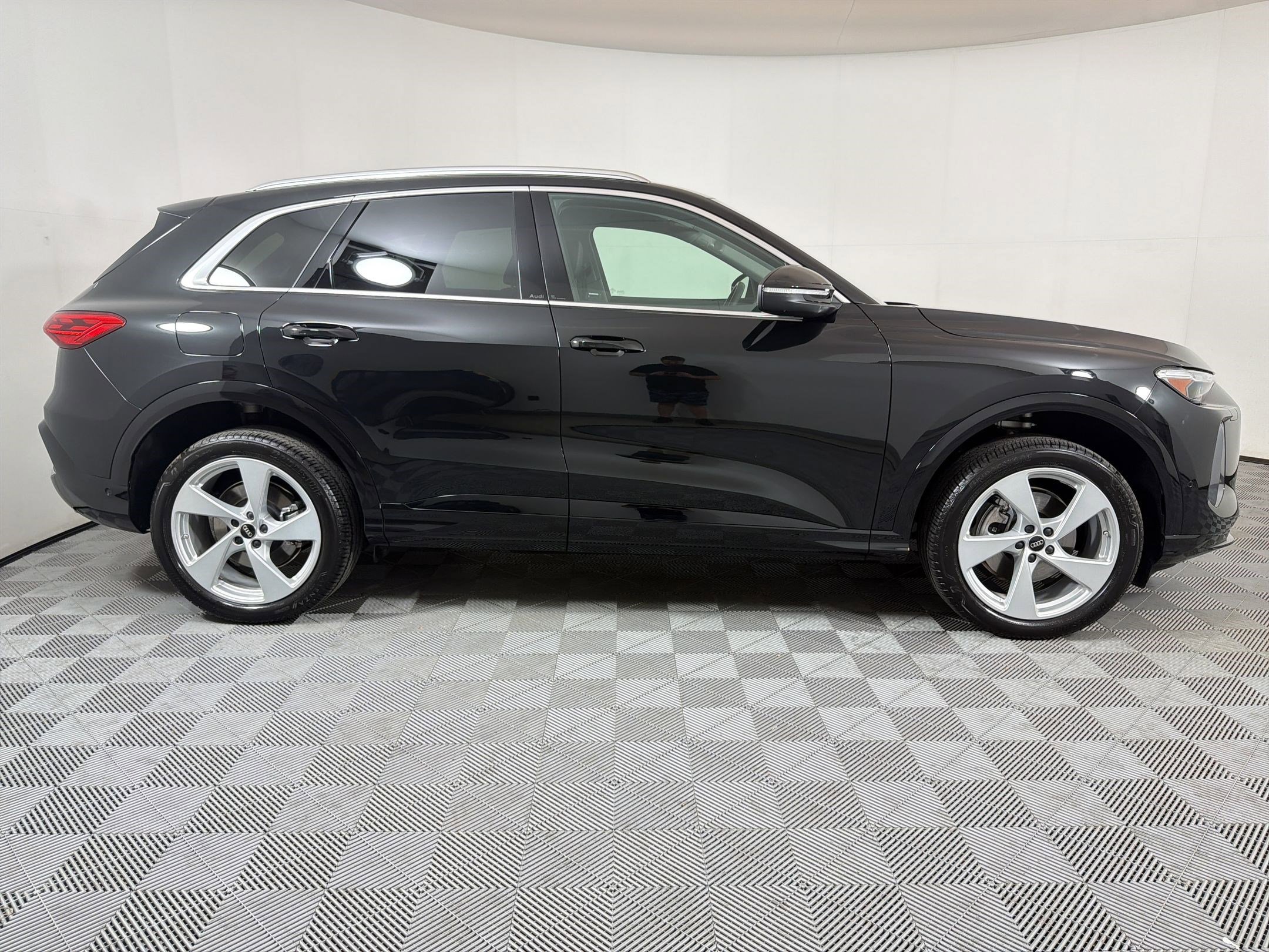 Used 2025 Audi Q5 Premium Plus w/ Premium Plus image 8