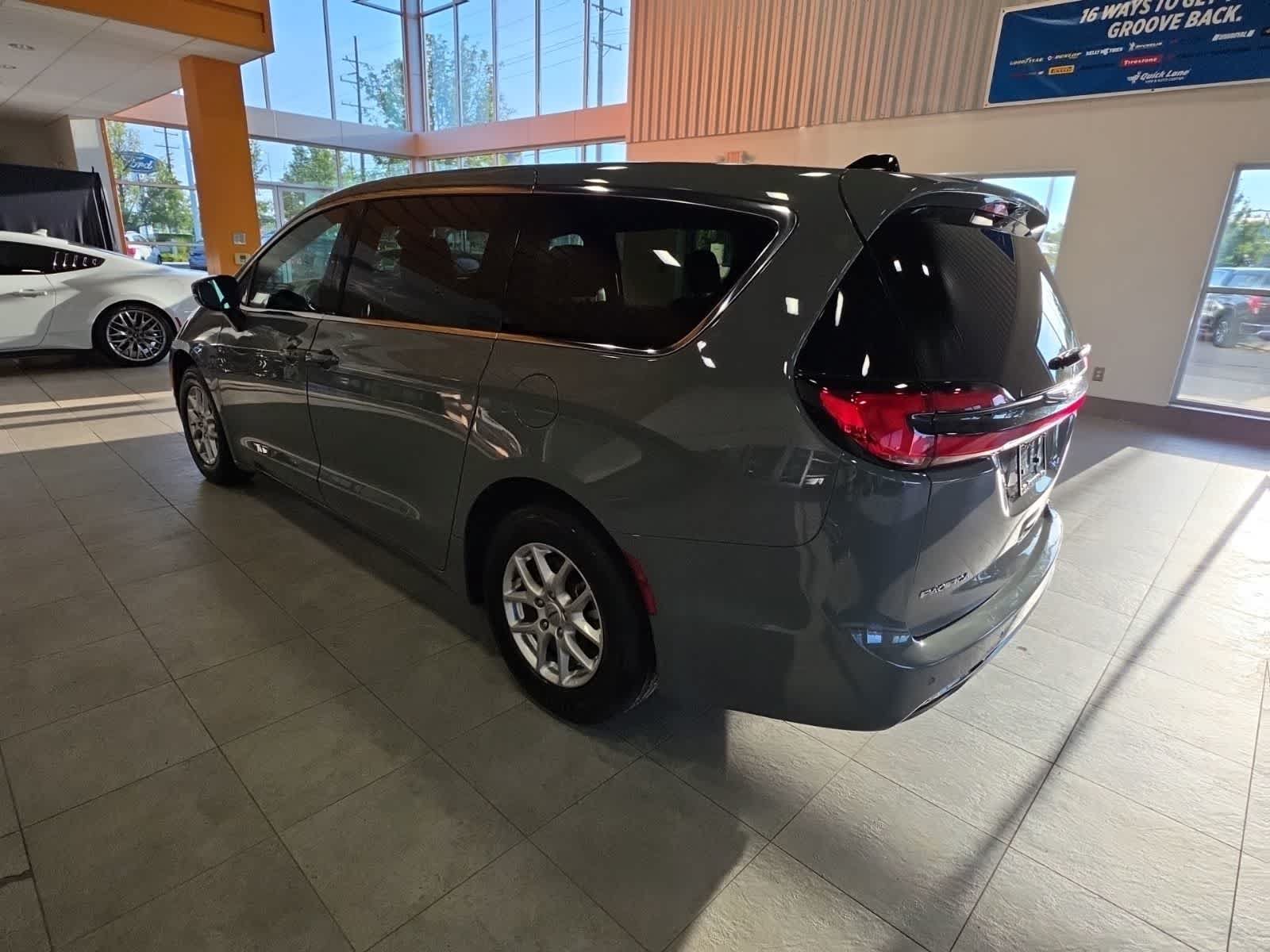 Used 2025 Chrysler Pacifica Select FWD image 10